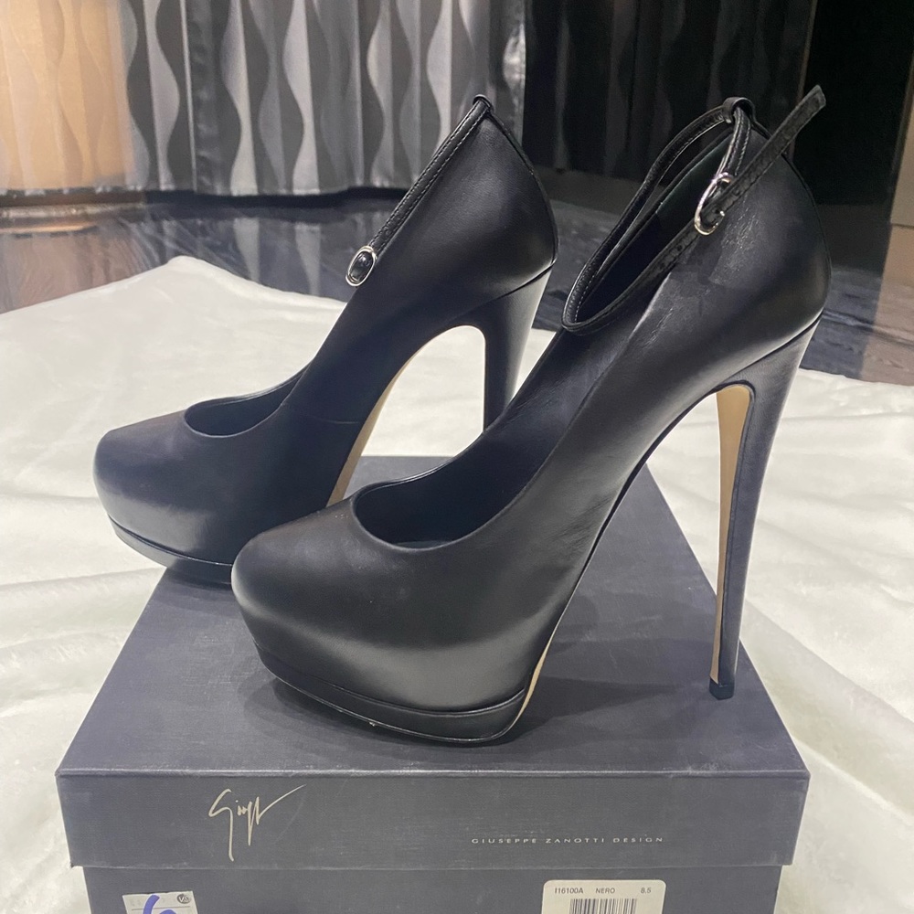 Giuseppe Zanotti Eva Pump in Black Size 8.5